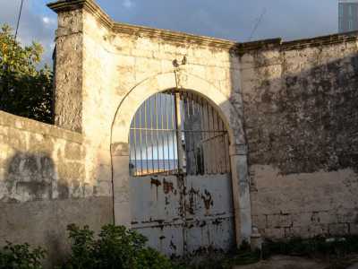 La struttura � introdotta da un ormai arrugginito cancello in ferro incorniciato da un arco sormontato da uno stemma gentilizio 
